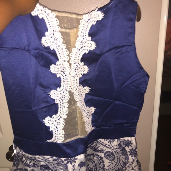 Cute lace/floral embroidered dress - Picture 1 of 2